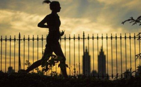 1535017044825366.jpg 夏天经常晚上跑步?那么这2种食物你家里一定要备有