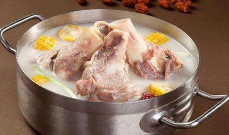 1535441209398221.jpg 骨头汤补钙是老一辈人推崇的?但是可能它的作用不是这个