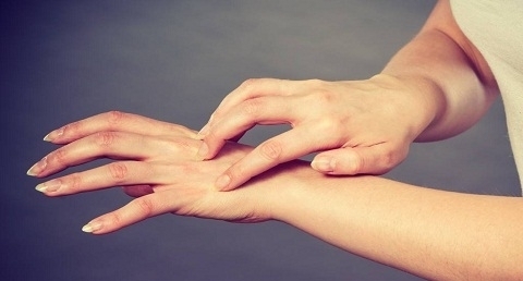 胳膊麻麻的是怎么回事 胳膊麻麻的是怎么回事